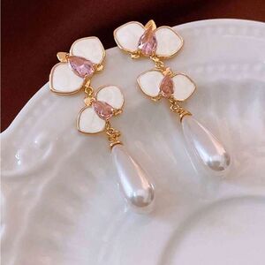 White orchid drop earrings A1274